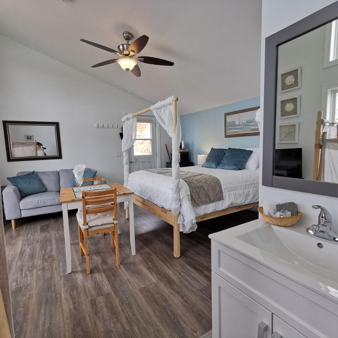 Lodge Knotty Pine Ocean Front - Adults Only Ingonish